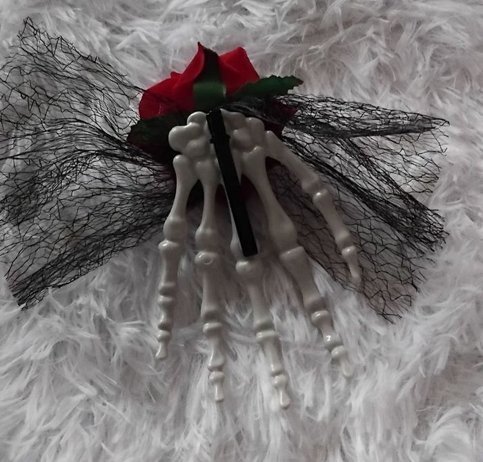 Pince à cheveux Gothique - main en squelette. Rose et dentelle - photo numéro 3