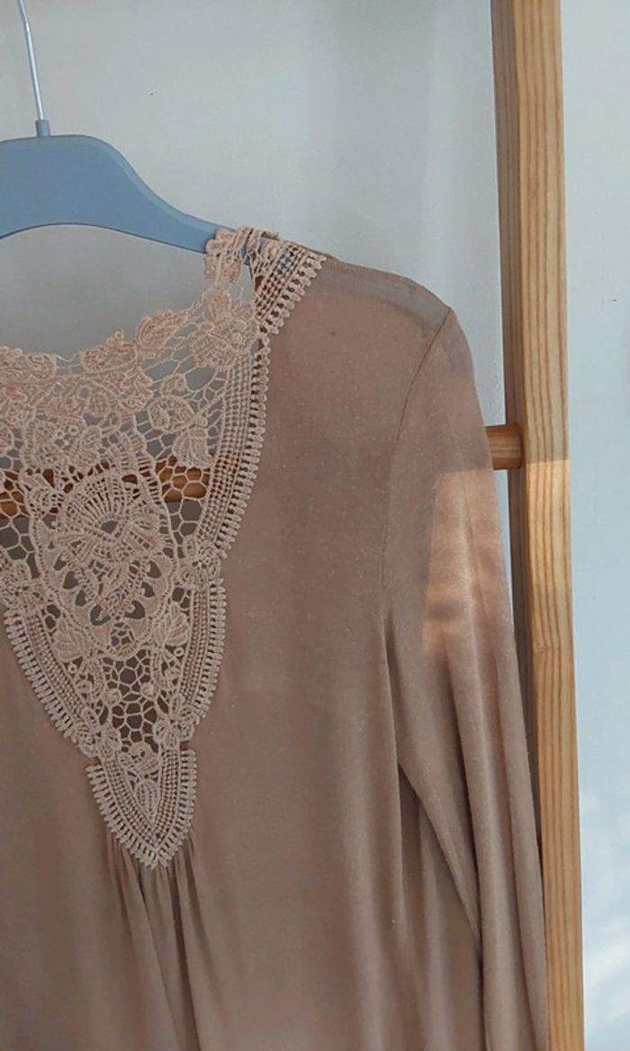Gilet beige avec une jolie guipure de dentelle en coton dans le dos .
T 34 - photo numéro 11