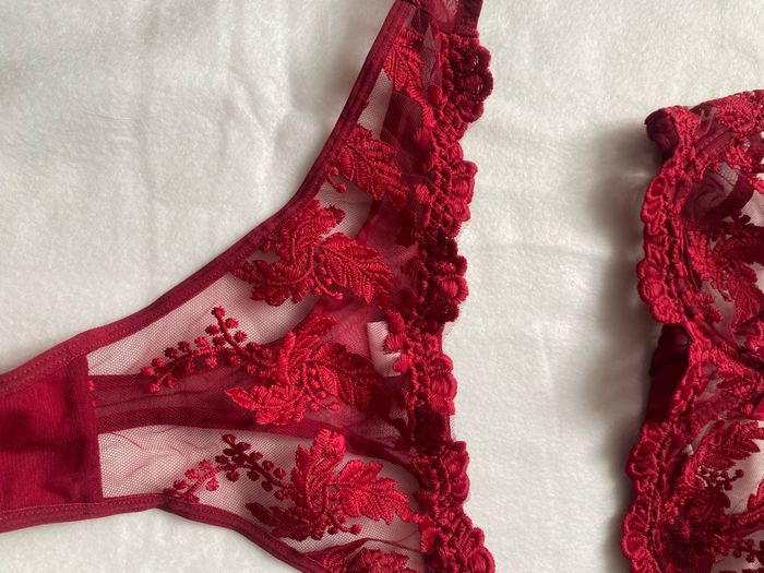 Ensemble de lingerie rouge dentelle neuf - photo numéro 3
