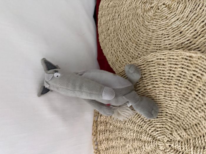 Peluche Louve Gris Clair Noeud Rouge AUZOU 25 cm - photo numéro 2