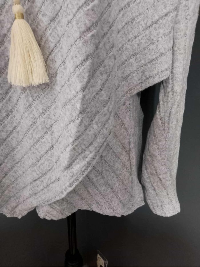 Haut Grande Taille 50 – Col V, Manches Longues & Ourlet Asymétrique Gris - photo numéro 5