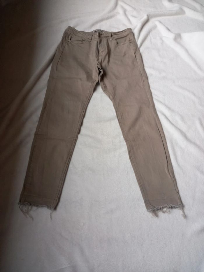 Pantalon kaki clair avec petites franges aux chevilles - photo numéro 2