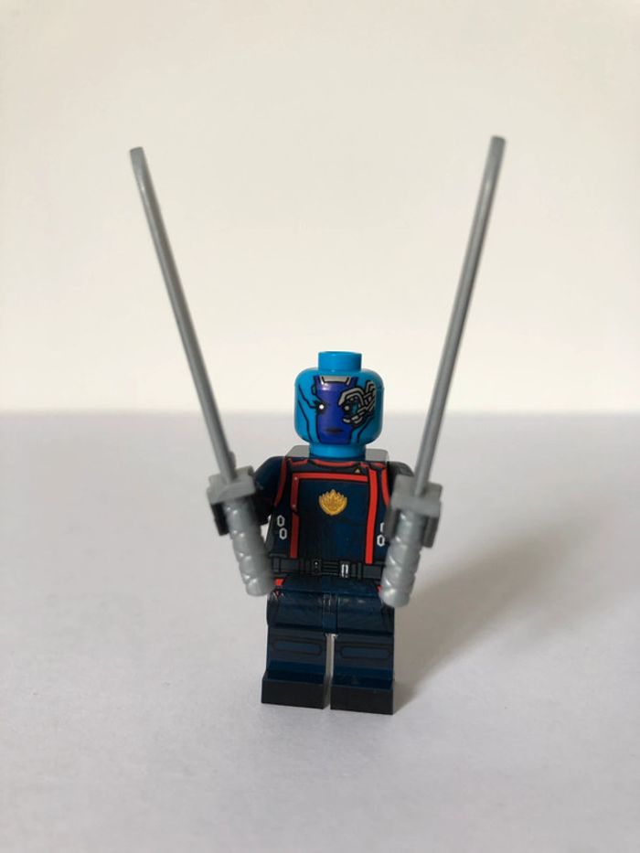 Figurine type lego Nébula. Les gardiens de la galaxie Marvel
