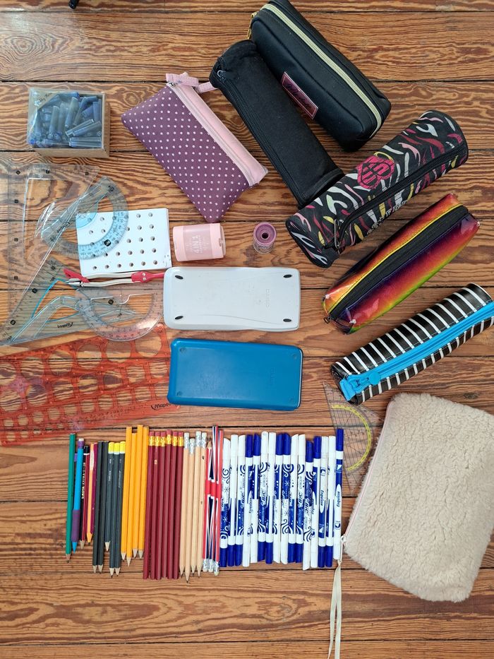 Grand Lot de Plus de 300 Articles Scolaires — Cahiers, Stylos, Calculatrices, et Plus ! - photo numéro 10