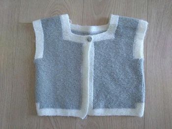 Gilet sans manche mixte gris et blanc tricoté 6 mois