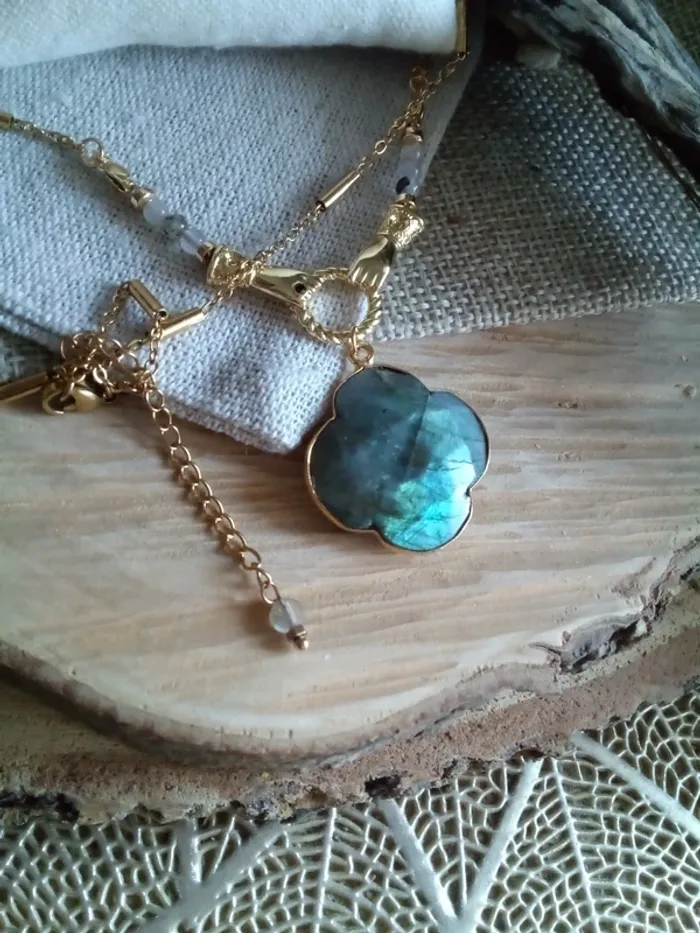 Collier pendentif trèfle en pierre de labradorite naturelle