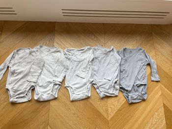 Lot 5 bodies ouverture devant 6-9 mois