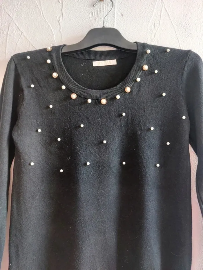 Pull noir avec perles décoratives - photo numéro 4
