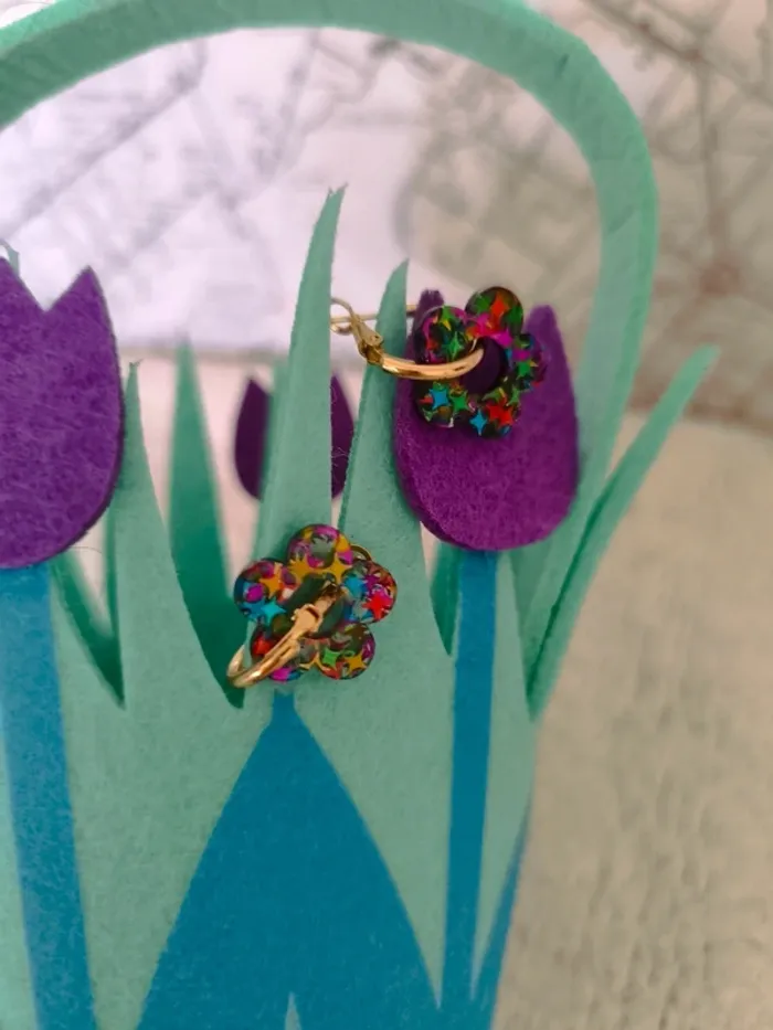 Boucles d’oreilles dorées – fleur en résine à paillettes étoilées 🌸 - photo numéro 5