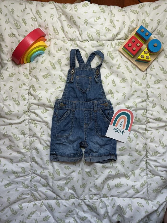 salopette short en jean léger bleu tape à l'oeil 6 mois pressions entre les jambes