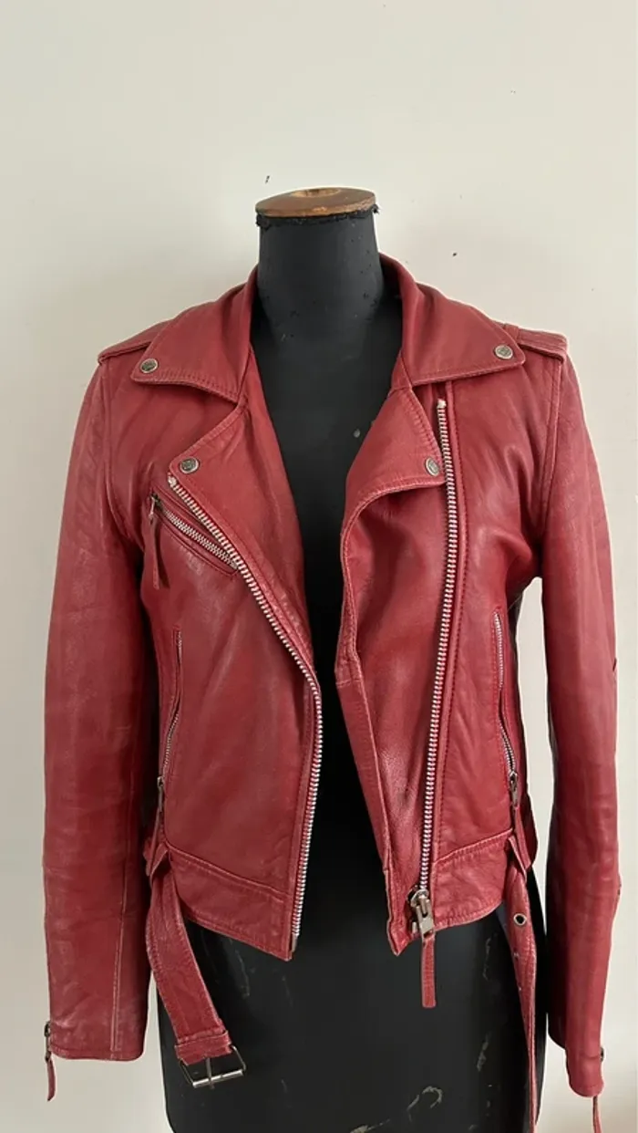 Veste en cuir rouge
