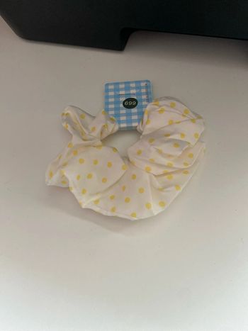 Chouchou blanc à pois jaune