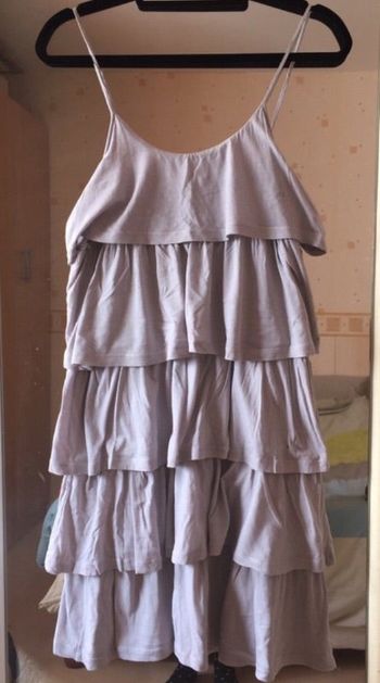 Robe grise à volants