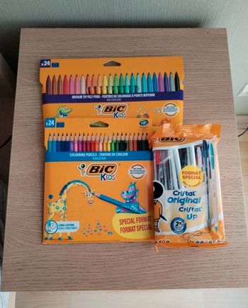 Crayon de couleur et feutre