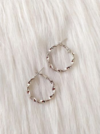 Anneaux petites créoles à torsades en métal argenté