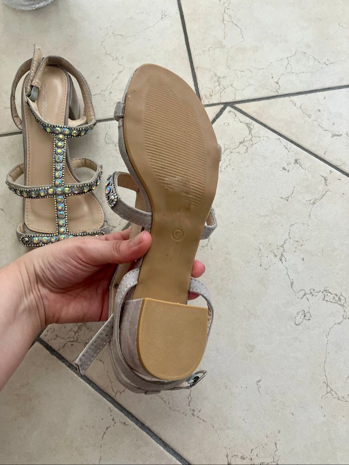 Chaussures à petits talons avec strass T.40 - photo numéro 4