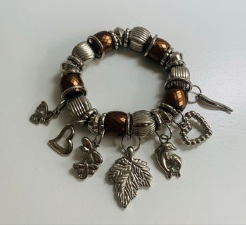 Bracelet breloques et pierres métal argenté