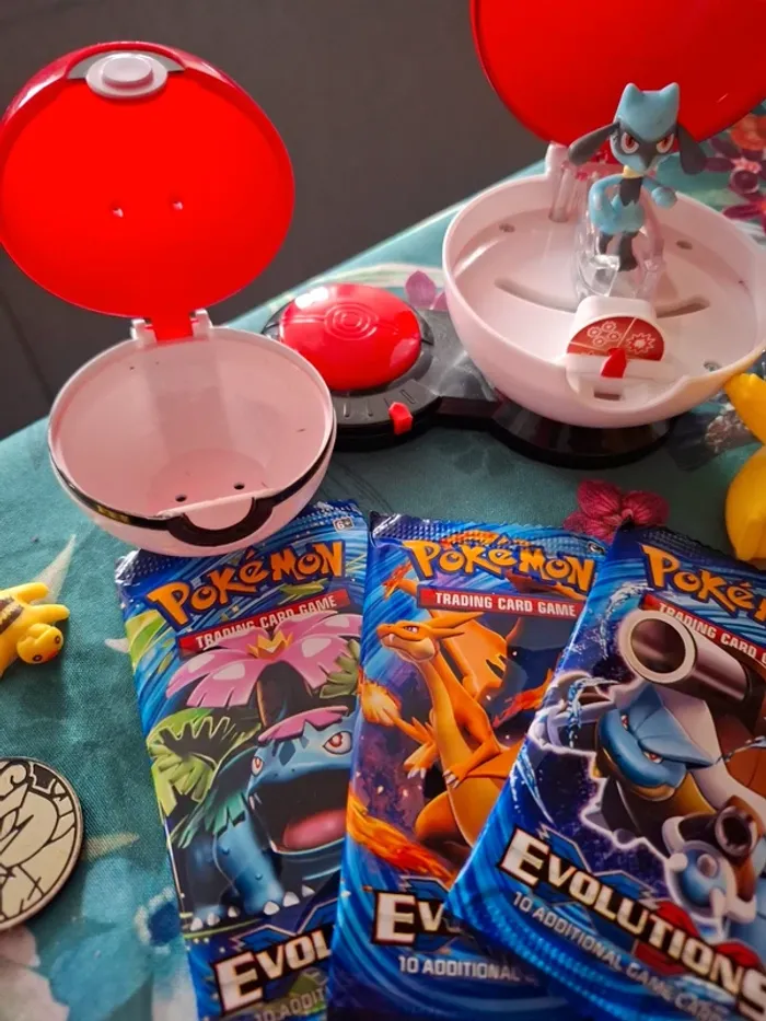 Magnifique lot de pokeball toupie avec figurine ceinture cartes pokemon neuve non officiel - photo numéro 4