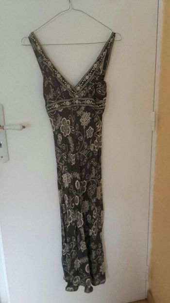 Robe classe à bretelles incrustées de brillants