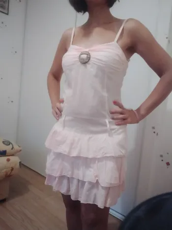 Robe courte a bretelles. Femme. Rose.
Taille 36