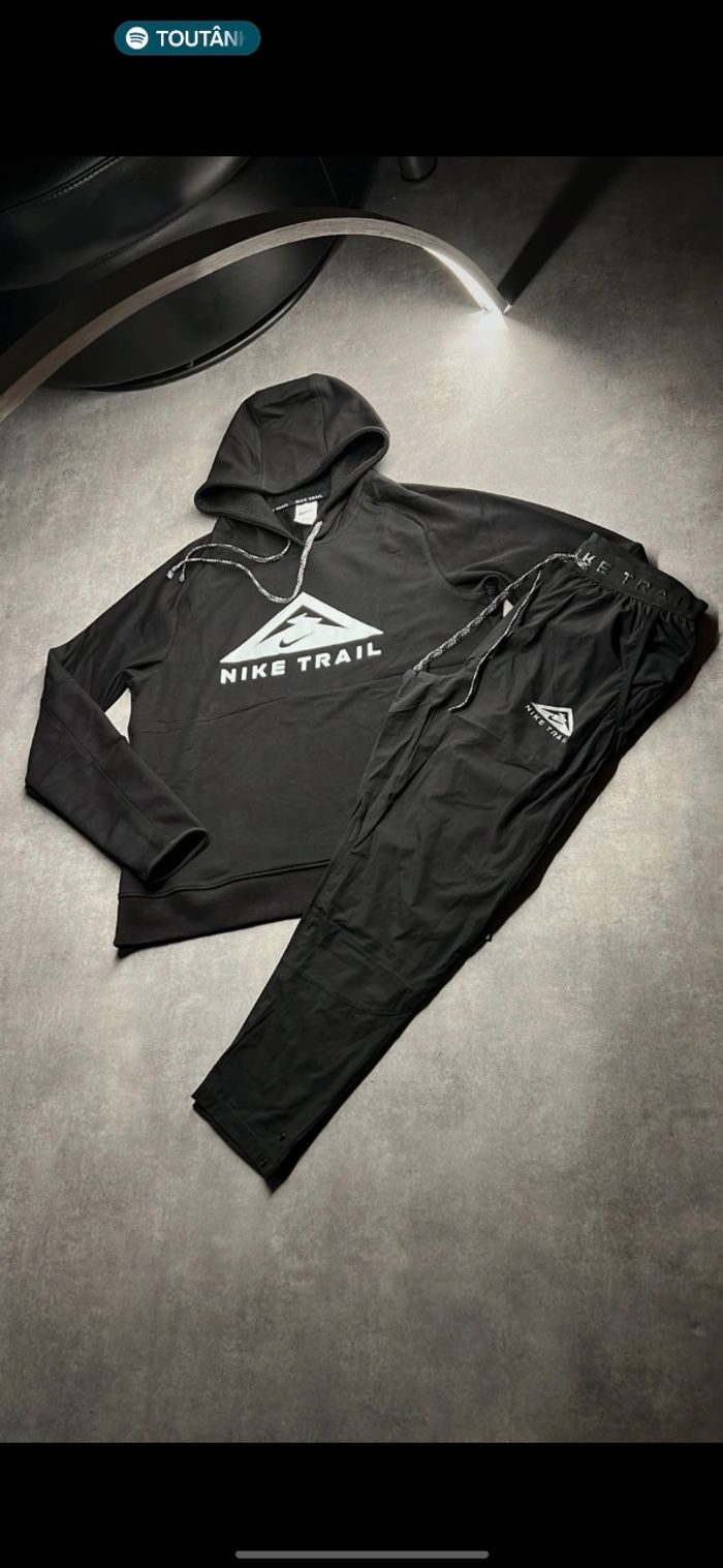 Ensemble Nike Trail running