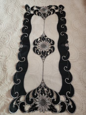 Chemin de table noir et blanc