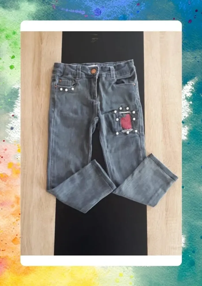 Joli jeans perlés agrémenté de sequins taille ajustable