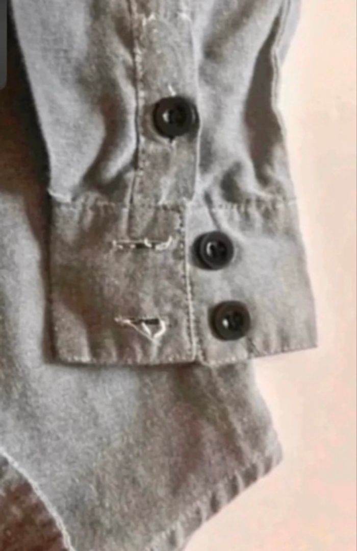 Chemise manches longues TRÈS BON ÉTAT taille 4 ans couleur gris - photo numéro 3