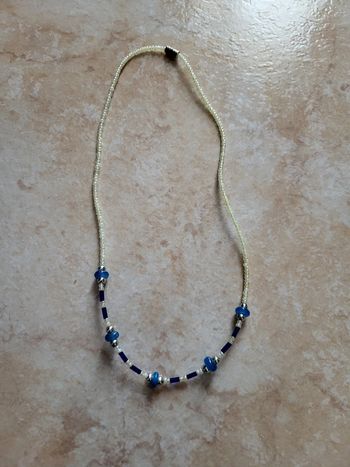 Collier blanc et bleu