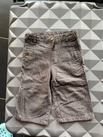 Bermuda long gris avec rayures blanches