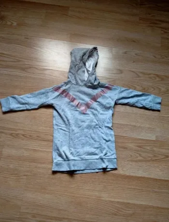 Robe pull. Capuche. Fille . La Halle. 
Taille 4 ans