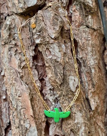 Collier chaîne réglable mailles larges acier inoxydable or aigle condor déployé vert