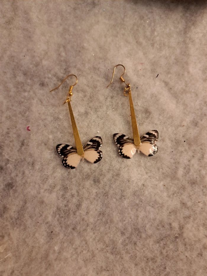 Boucles d'oreilles pendante en résine papillons - photo numéro 3