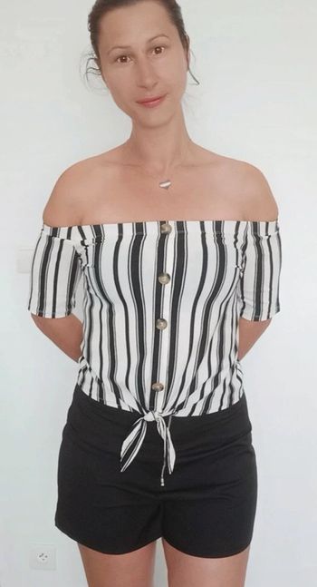 Blouse chic rayée épaules nues