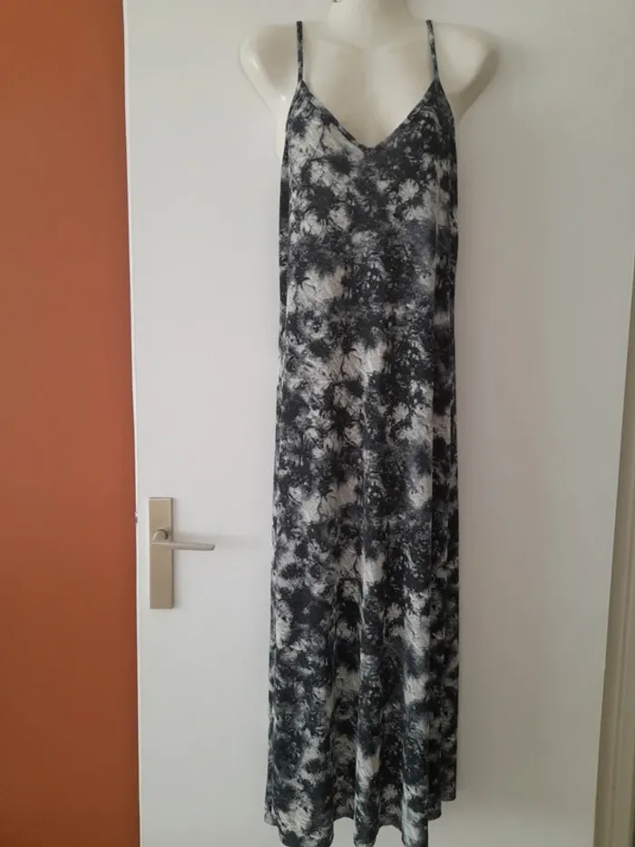Robe longue fines bretelles et dos.nu Zara