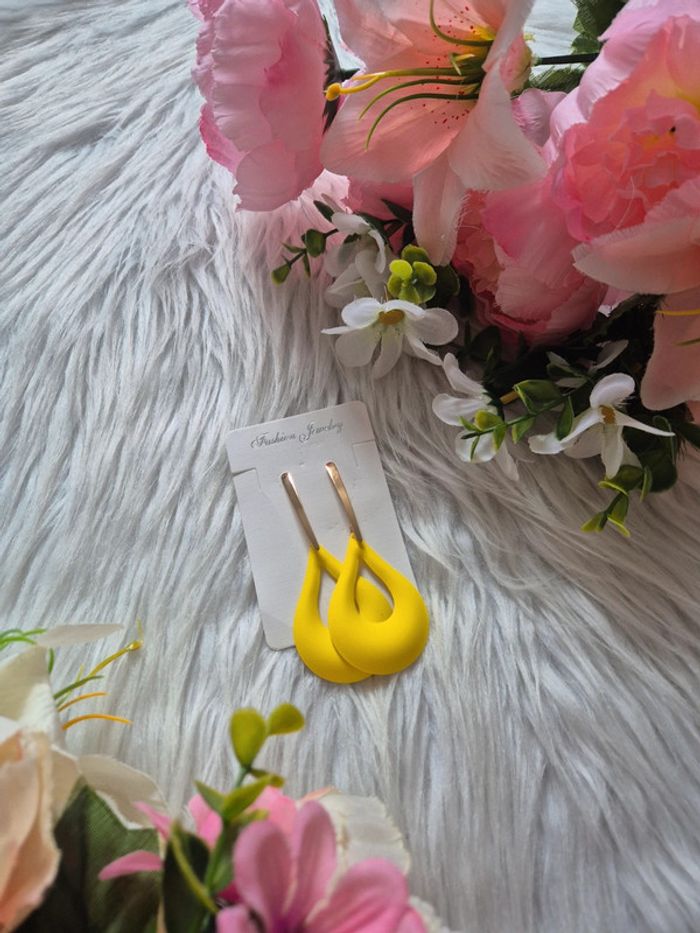 Boucles d’oreilles neuves – Jaune vif