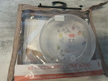 kit accessoires cosmétiques neuf jamais ouvert