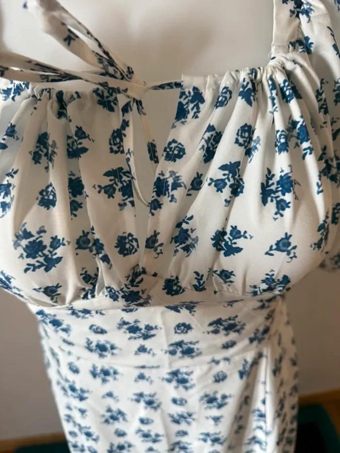 Robe longue blanc à fleur bleu en très bon état taille S - photo numéro 4