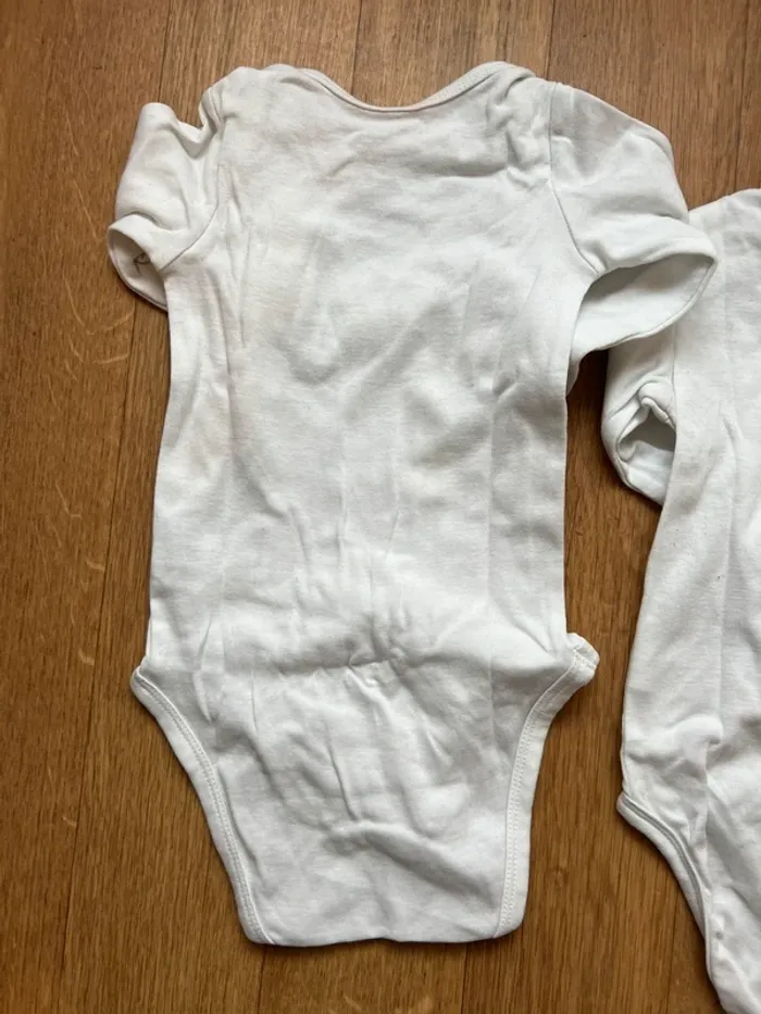 Lot de deux bodys blancs 12 M - photo numéro 5