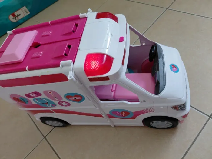 Ambulance barbie - photo numéro 2