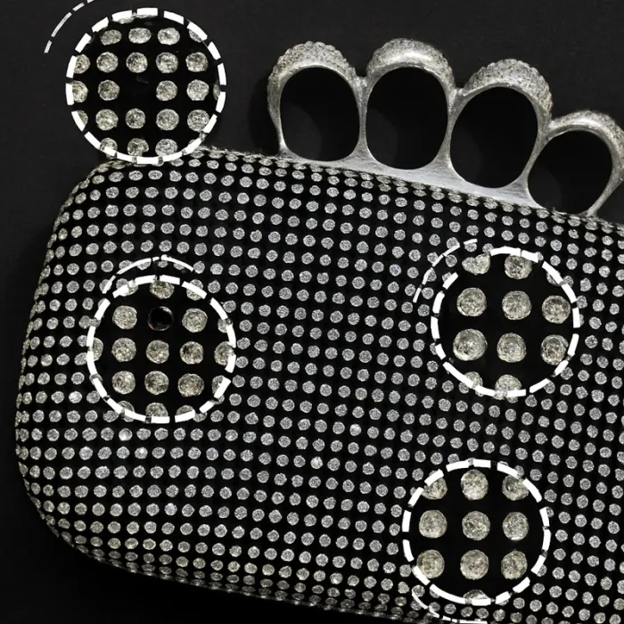 Sac clutch rigide noir à strass argentés et poignée façon “bagues” Style glamour - photo numéro 2
