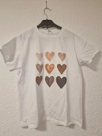 T-shirt blanc à motif cœur