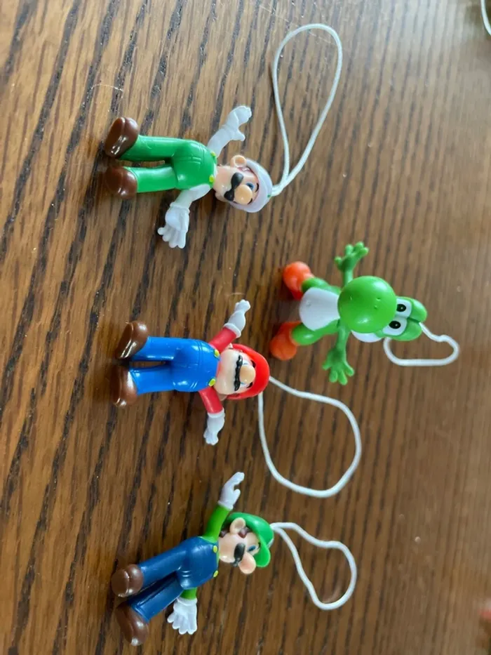 Lot de 4 personnages Mario Kinder Joy