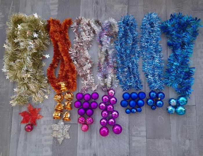 Lot de guirlandes et boules de Noël, 57 pièces
