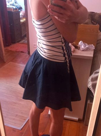 Belle jupe marine type balerine, Hollister California, taille M 36 a 40 car élastique