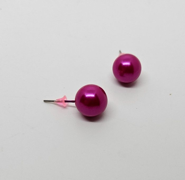 Paire de boucles d'oreilles. Neuve. Grosse boule rose 1