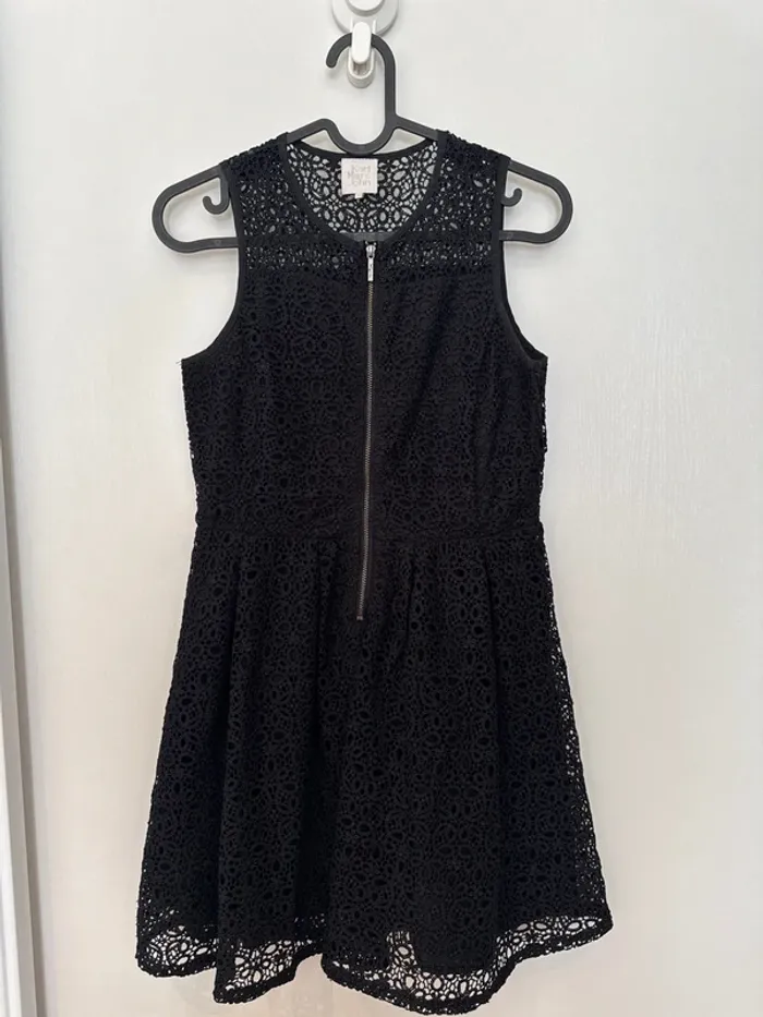 Robe broderie anglaise noire élégante