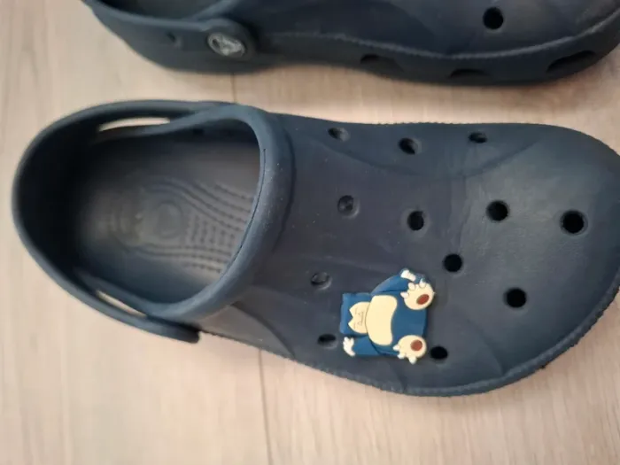 Crocs bleu J3 avec 3 déco de la photo. - photo numéro 4