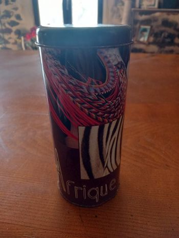 Boîte hauteur 18 cm. Diamètre 7 cm.