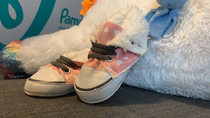Petite paire de basket facile à mettre taille 18/19 - photo numéro 2
